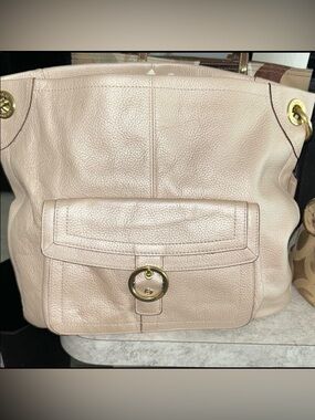 👑Coach Cream ✨Shoulder Bag with Gold Accents✨